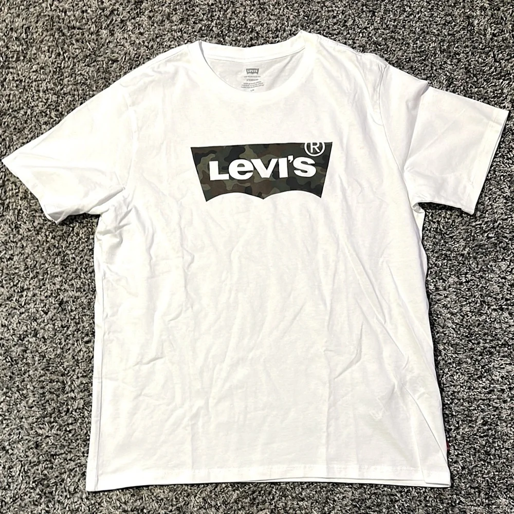 NWOT. Levi's White Short Sleeve Tee Classic Cotton